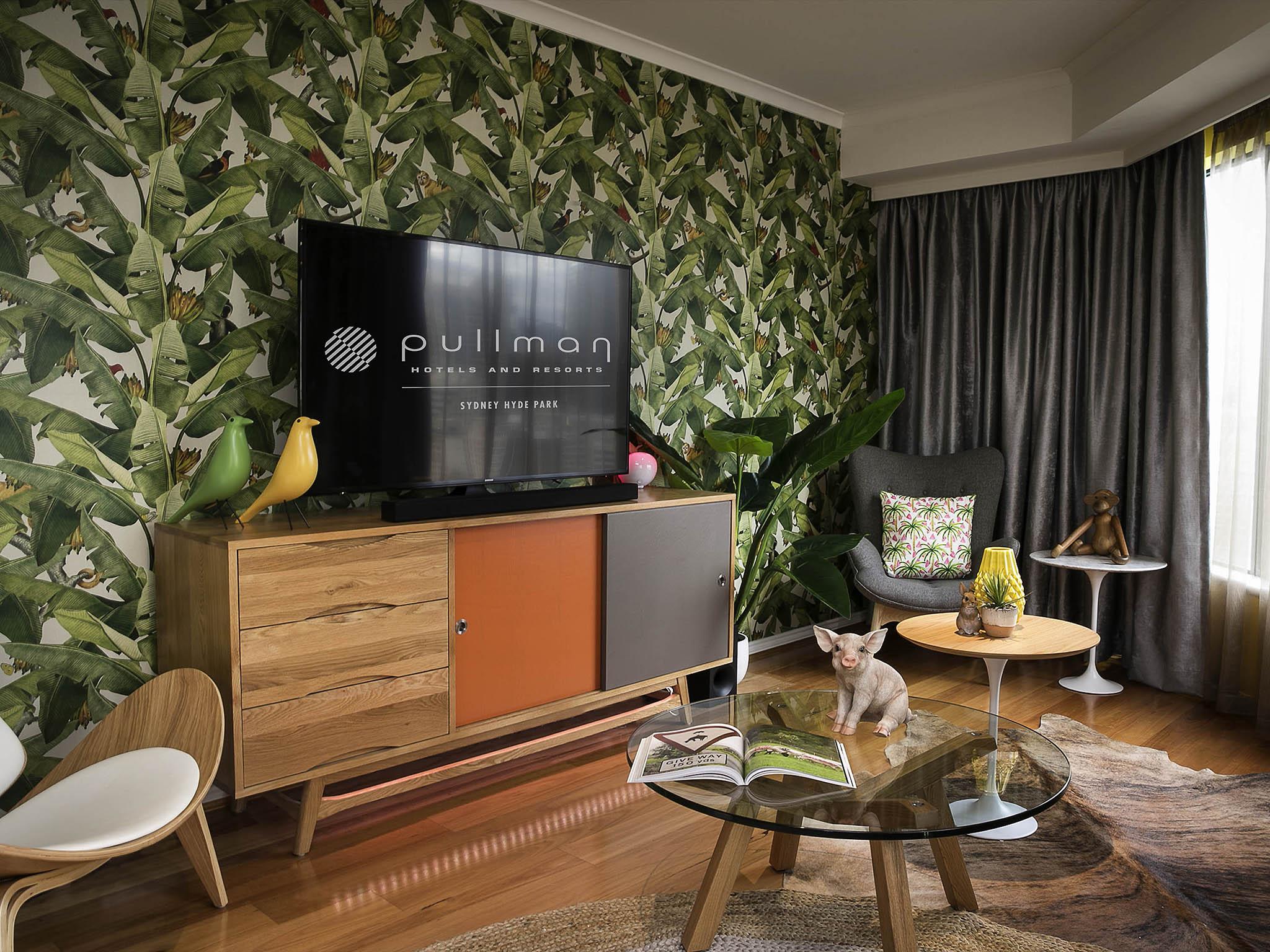 فندق بولمان سيدني هايد بارك المظهر الخارجي الصورة A living room with a TV