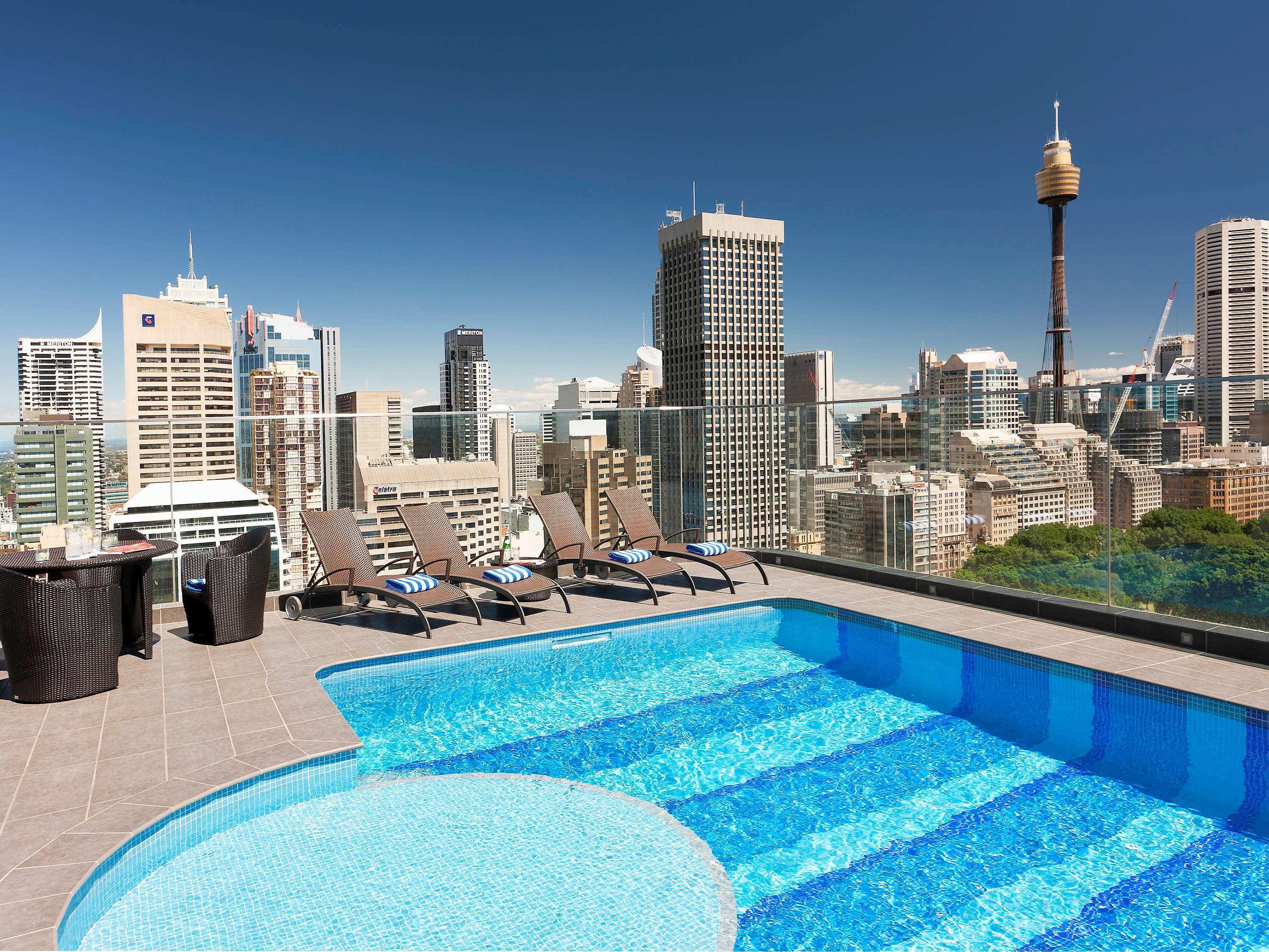 فندق بولمان سيدني هايد بارك المظهر الخارجي الصورة The rooftop pool at the hotel