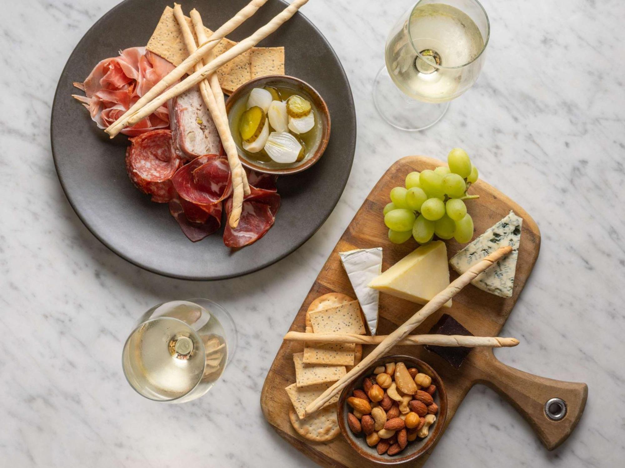 فندق بولمان سيدني هايد بارك المظهر الخارجي الصورة A cheese and wine platter