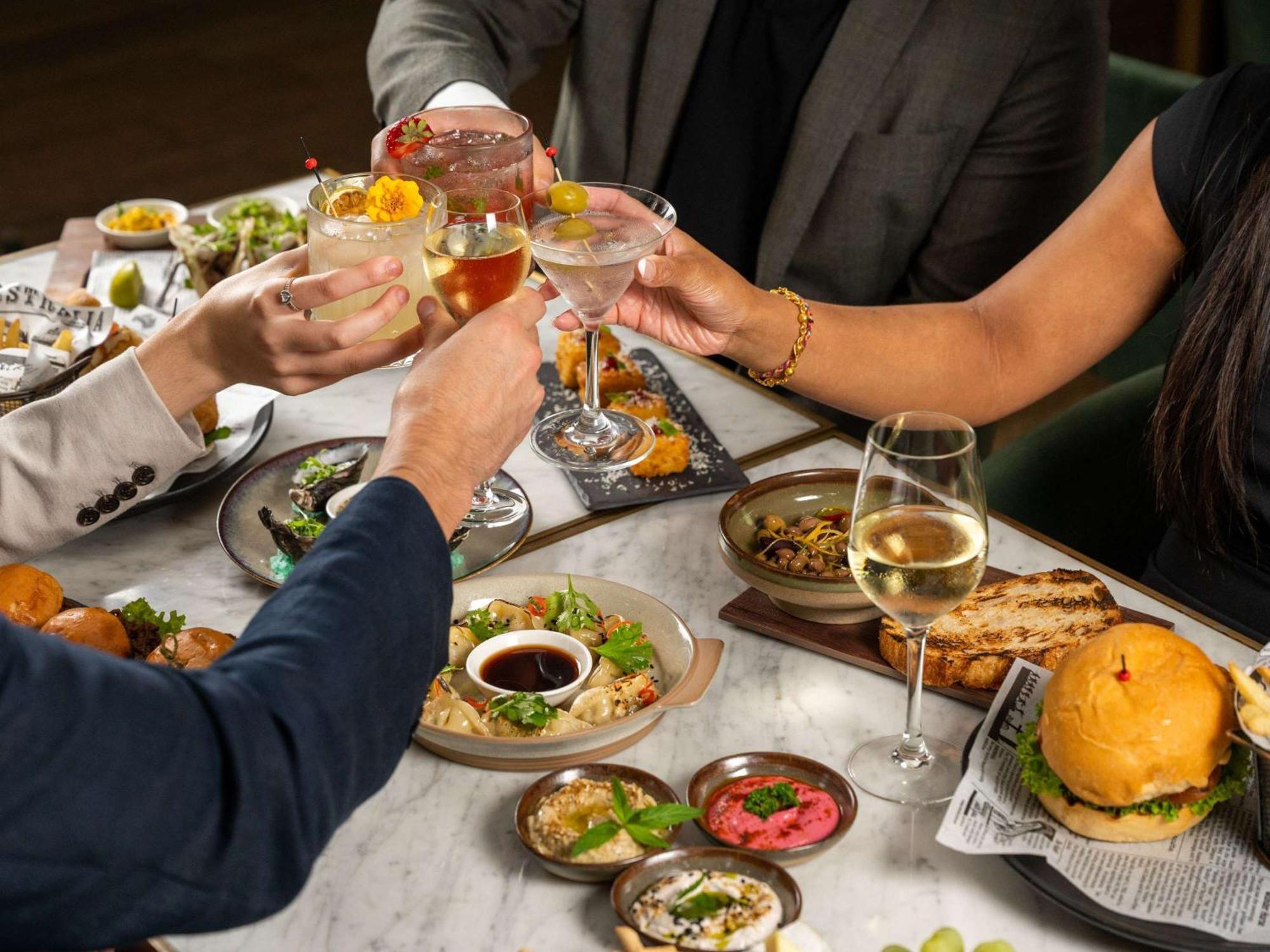فندق بولمان سيدني هايد بارك المظهر الخارجي الصورة A meal at the restaurant
